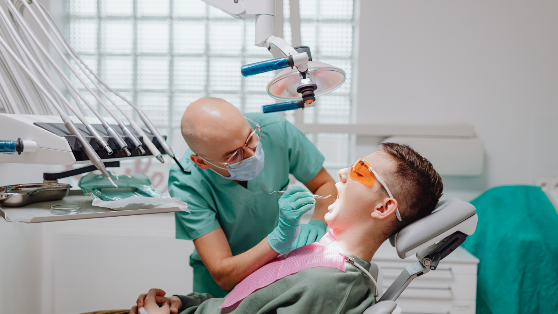 Chirurgien-dentiste : 13 000 € de pénalités CPAM (assurance maladie) évités grâce à une défense efficace