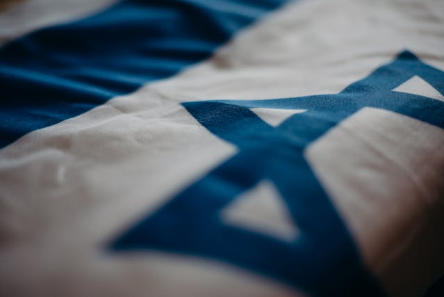 Neutralité politique : le drapeau d’Israël doit être retiré du fronton de la mairie de Nice