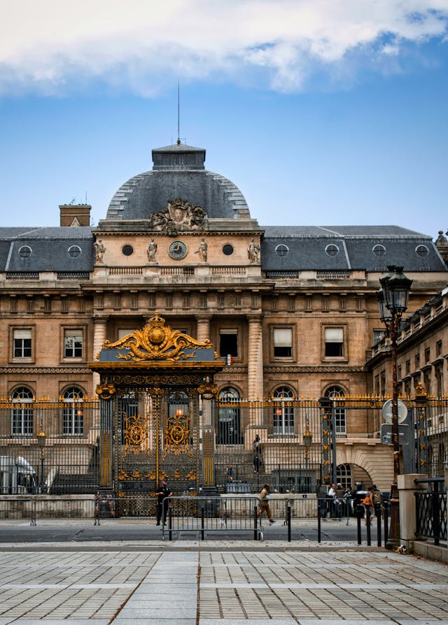 Concours professionnel d’accès à la magistrature : le juriste assistant doit justifier de trois années d’expérience sans qu’il ne soit nécessaire qu’il exerce encore à son poste