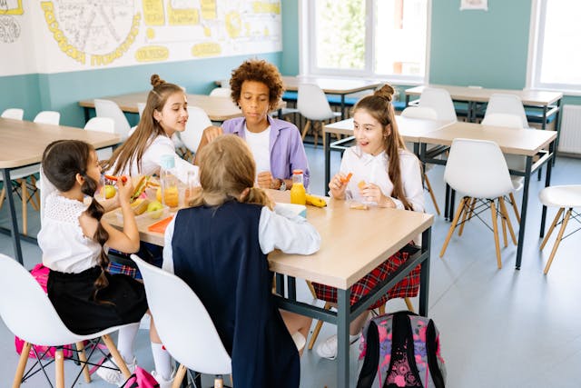 Un maire peut-il imposer un menu unique à la cantine scolaire et interdire les repas de substitution ?